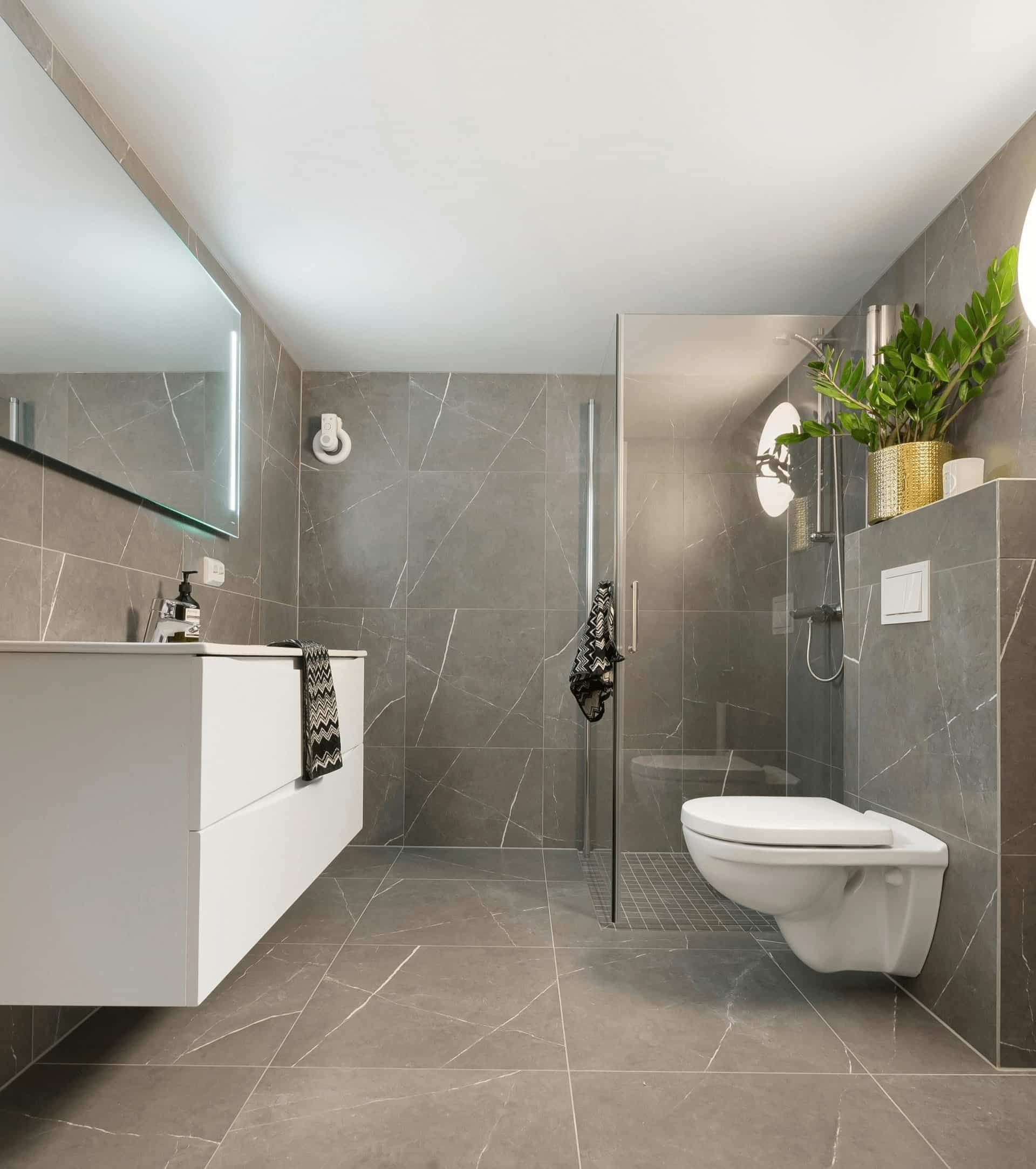 bath stock 3 cropped min Ein hochwertiges und moderne gefliestes Badezimmer mit Dusche und Waschbecken